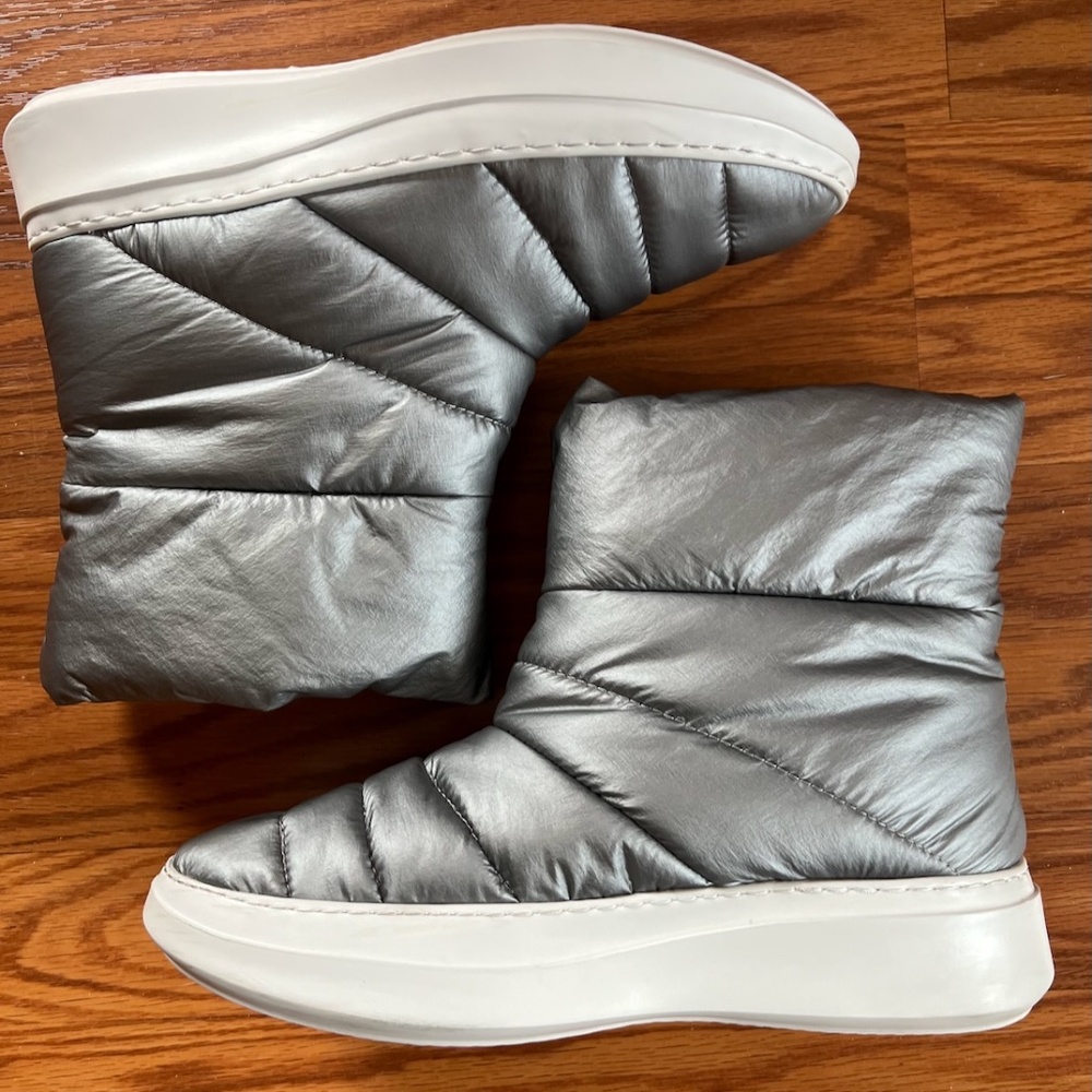 Gentle Souls Kenneth Cole ROSETTE PUFF Silver Gray Ankle Boots Women 9M SALE